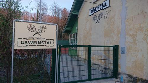 Neue Logotafel am Tennisplatz
